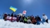U znak solidarnosti s protestima zastave EU i Gruzije vijore se na vrhu planine