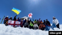 U znak solidarnosti s protestima zastave EU i Gruzije vijore se na vrhu planine