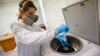 Egy kutató szennyvízből készít a koronavírus kimutatására alkalmas koncentrátumot a Mol nagykanizsai laborjában 2020. április 20-án
