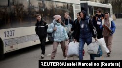 Ukrajinske izbjeglice iz regije Marijupolja stižu u registracioni centar za interno raseljene osobe, Zaporižja, Ukrajina, 21. april 2022.
