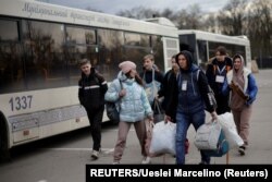 Українські біженці з Маріуполя йдуть до центру реєстрації внутрішньо переміщених осіб у Запоріжжі. Україна, 21 квітня 2022 року