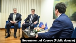 I dërguari i posaçëm i SHBA-së në Ballkanin Perëndimor, Gabriel Escobar, i dërguari i BE-së, Miroslav Lajçak, dhe kryeministri i Kosovës, Albin Kurti, gjatë takimit më 5 qershor 2023.