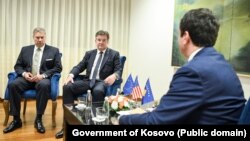 Gabrijel Eskobar, američki izaslanik za Zapadni Balkan, i Miroslav Lajčak, posrednik EU, tokom razgovora sa Aljbinom Kurtijem (okrenut leđima), premijerom Kosova, u Prištini, juni 2023.