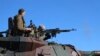 Боєць 37-ї бригади стріляє з кулемета з бойової броньованої машини АМХ-10 РС, квітень 2024 року