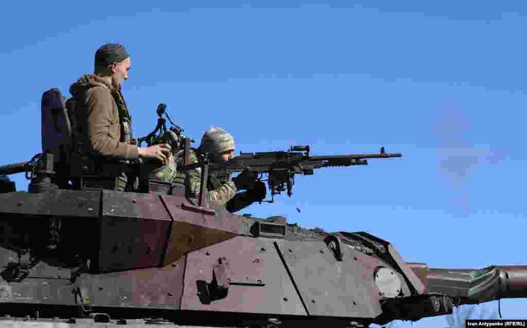 Військовослужбовець 37-ї бригади веде вогонь із кулемета на бойовій броньованій машині АМХ-10 RС