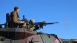 Боєць 37-ї бригади стріляє з кулемета з бойової броньованої машини АМХ-10 РС, квітень 2024 року