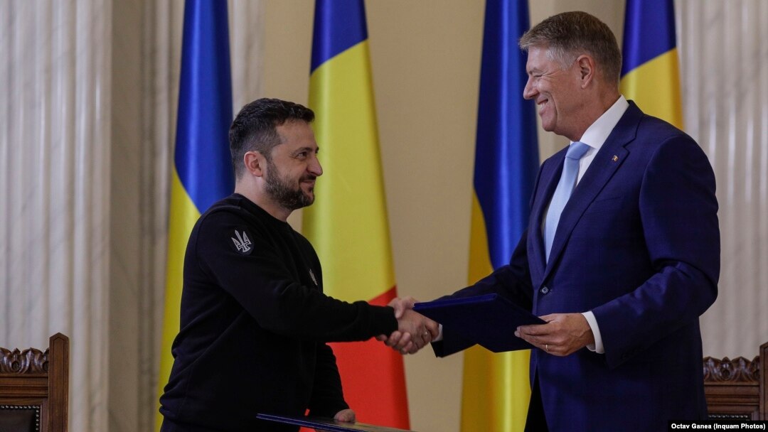 În prima sa vizită oficială în România, președintele ucrainean Volodimir Zelenski a fost primit la Palatul Cotroceni de președintele Klaus Iohannis, dar nu și-a ținut discursul în fața Parlamentului. 