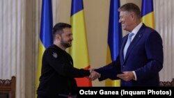 În prima sa vizită oficială în România, președintele ucrainean Volodimir Zelenski a fost primit la Palatul Cotroceni de președintele Klaus Iohannis, dar nu și-a ținut discursul în fața Parlamentului. 