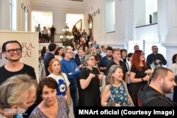 Primii vizitatori ai expoziției „Brâncuși: surse românești și perspective universale” așteaptă să facă turul ghidat.