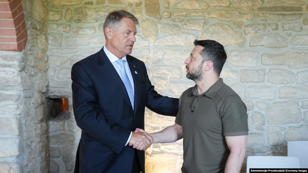 Președintele român Klaus Iohannis (stânga) și președintele ucrainean Volodimir Zelenski, la Summitul Comunității Politice Europene din Republica Moldova, 1 iunie 2023