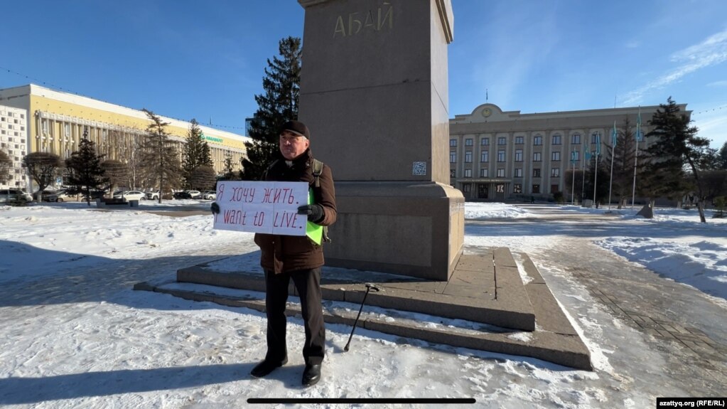 Житель Уральска Бекболат Утебаев проводит одиночный пикет на центральной площади города, 28 февраля 2024 года