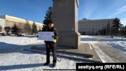 Житель Уральска Бекболат Утебаев проводит одиночный пикет на центральной площади города, 28 февраля 2024 года