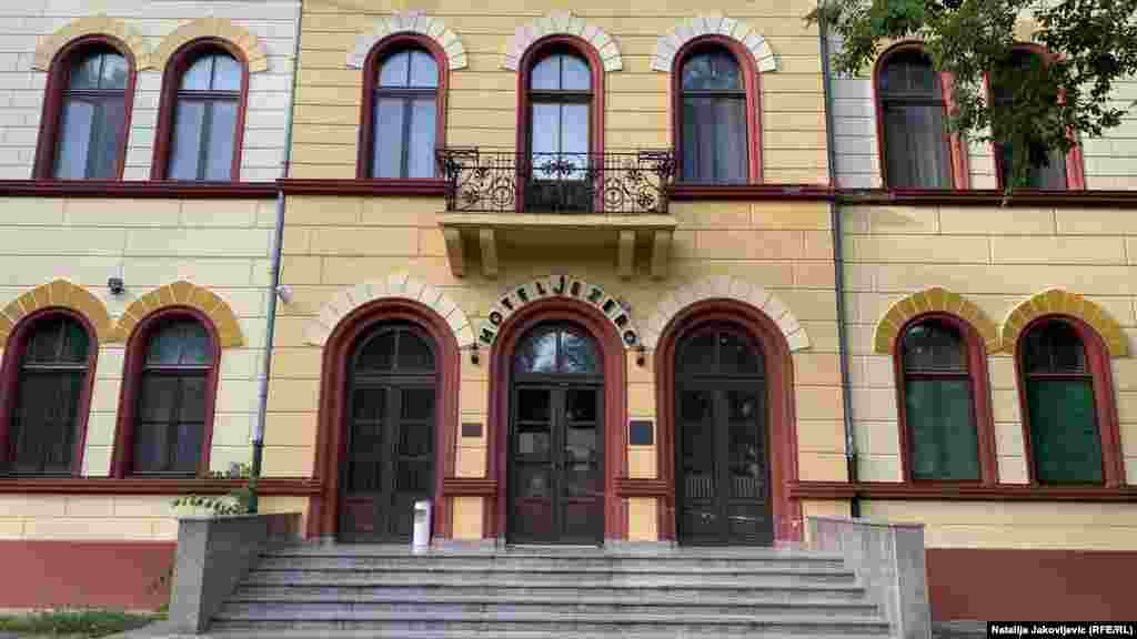 Dok je sa druge strane Velike terase ušuškan Hotel &bdquo;Jezero&ldquo;, izgrađen 1903. godine po ugledu na Hotel Park. Oba objekta su evidentirana kao kulturno-istorijski spomenici.