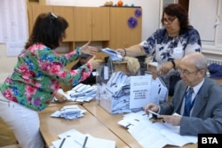 Lucrătorii electorali numără voturile după alegerile locale.