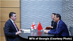 საგარეო საქმეთა მინისტრი ილია დარჩიაშვილი (მარცხნივ) და ჩინეთის ელჩი საქართველოში ჭოუ ციენი. 2023 წლის 5 ივლისი