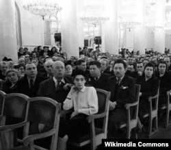Прокофьев со второй женой Мирой Мендельсон на Первом съезде композиторов СССР. Москва, Колонный зал, апрель 1948 года