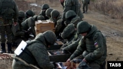 Ресей қарулы күштері қатарына шақырылған сарбаздар атыс полигонындағы дайындық кезінде (көрнекі сурет)