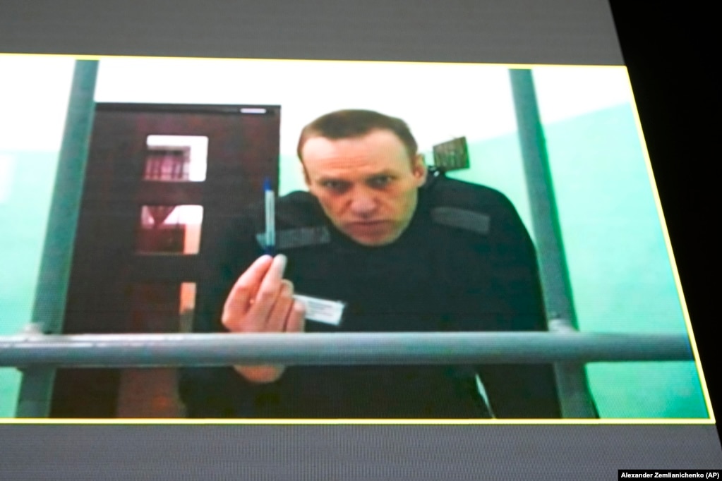 Udhëheqësi i opozitës ruse, Alexei Navalny, shihet në një ekran televiziv nëpërmjet një video-lidhjeje gjatë një prej seancave dëgjimore në Gjykatën e Lartë ruse në Moskë, Rusi, 22 qershor, 2023. Navalny ka ngritur një padi duke kundërshtuar rregulloret e burgut që, sipas tij, lejojnë zyrtarët e burgut t&#39;i privojnë atij materiale shkrimi dhe stilolapsa, duke shkelur kështu të drejtën e tij për të paraqitur ankesa kundër tyre.&nbsp;