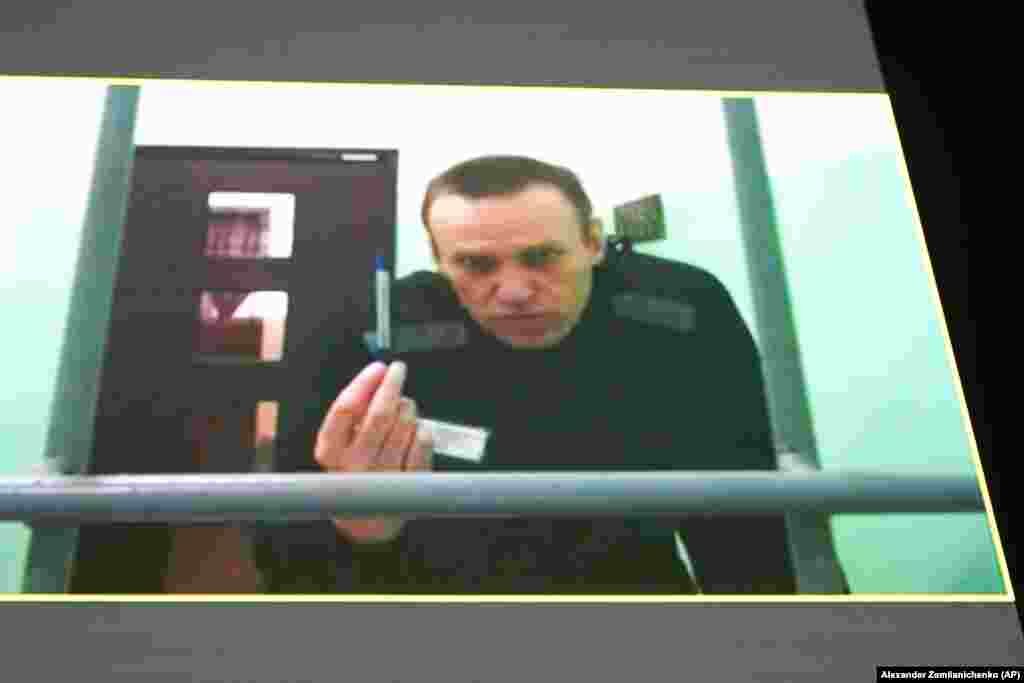 Лидер российской оппозиции Алексей Навальный по видеосвязи участвует в слушаниях в Верховном суде России. Навальный подал иск, оспаривающий тюремные правила, которые, по его словам, позволяют тюремным чиновникам лишать его канцелярских принадлежностей. Тем самым нарушается право на подачу жалоб. ИК-6, Владимирская область, 22 июня 2023 года