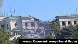 Проломленная крыша здания штаба Черноморского флота России после ракетного обстрела. Севастополь, Крым, 22 сентября 2023 года