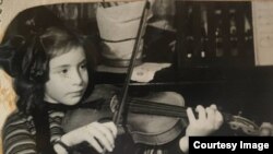 Лилия учится играть на скрипке