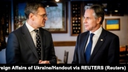 Глава МИД Украины Дмитро Кулеба (слева) и госсекретарь США Энтони Блинкен во время встречи в Киеве 14 мая 2024 года.