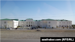Arçmanda gurlan täze mekdep. Arhiw suraty
