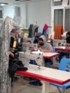 زنان و دختران هرات در یک دستگاه خیاطی کار میکنند