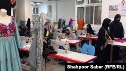 زنان در کارگاه خیاطی در هرات مصروف کار اند 