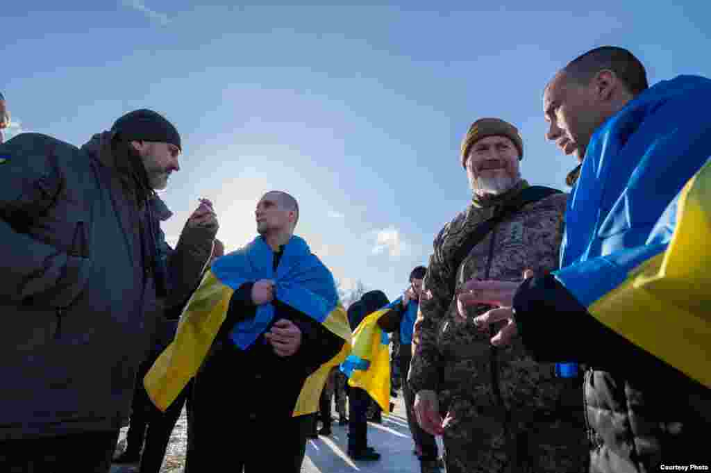 Голова Офісу президента Андрій Єрмак повідомив, що серед повернутих додому українців &ndash; воїни Збройних сил України, Національної гвардії, Держприкордонслужби, а також Національної поліції &ndash; рядові, сержанти й офіцери. Серед воїнів, за його словами, &laquo;є і захисники Маріуполя, які були на &laquo;Азовсталі&raquo;, оборонці острова Зміїний, а також ті, хто воював на низці інших напрямків&raquo;