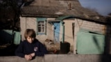 13-летний Никита возле своего дома в селе Татьяновка, расположенном менее чем в 30 километрах от линии фронта в Донецкой области Украины. Для таких детей, как Никита, волонтёры, приходящие несколько раз в неделю, &mdash; спасательный круг и единственная возможность общения с кем-то вне своей семьи&nbsp;<br />
<br />
<br />
&nbsp;