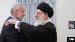Верховний духовний лідер Ірану аятолла Аль Хаменеї з очільником «Хамасу» Ісмаїлом Ханією у 2012 році