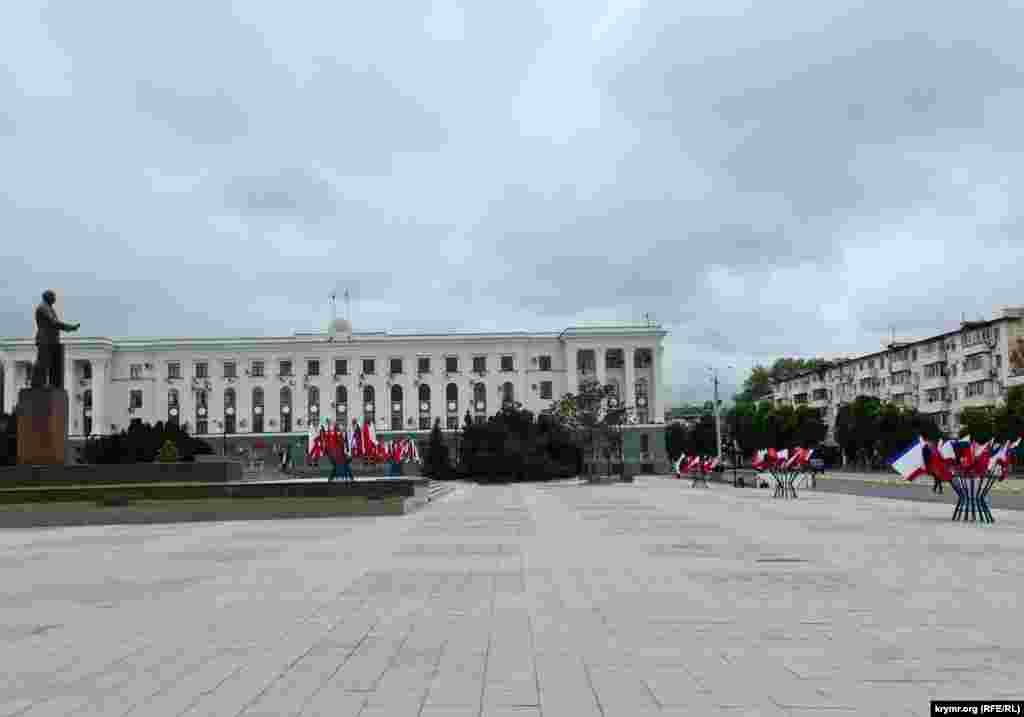 У здания крымского Совмина разместили множество флагов соседней России, &laquo;Республики Крым&raquo; и красных флагов
