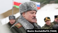 Президентът на Беларус Александър Лукашенко присъства на съвместни военни учения, проведени от беларуски и руски войски през февруари 2022 г.