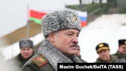 Александр Лукашенко принимает участие в совместных военных учениях, проводимых белорусскими и российскими войсками на Осиповичском полигоне. 17 февраля 2022 года