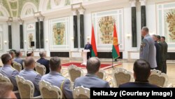Președintele belarus Alexandr Lukașenko la întâlnirea cu înalți ofițeri, la care a anunțat că liderul milițiilor Wagner, Evgheni Prigojin, este în Belarus, Minsk, 27 iunie 2023. 