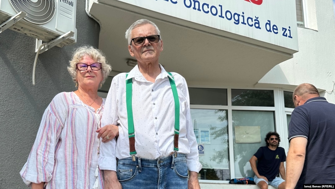 Mircea Pelepco (dreapta) și partenera sa, Maria Bleorț în curtea Institutului Regional de Oncologie din Iași, unde mii de pacienți din alte județe ale țării vin la câteva săptămâni pentru a primi tratament împotriva cancerului.