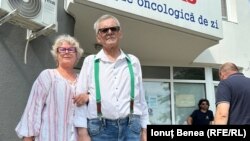 Mircea Pelepco (dreapta) și partenera sa, Maria Bleorț în curtea Institutului Regional de Oncologie din Iași, unde mii de pacienți din alte județe ale țării vin la câteva săptămâni pentru a primi tratament împotriva cancerului.