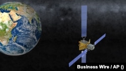 Satelit i Zemlja (fotoilustracija)