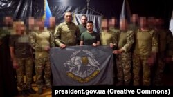 Президент України Володимир Зеленський під час поїздки на Донеччину зустрівся з бійцями Сил спеціальних операцій ЗСУ, 29 липня 2023 року