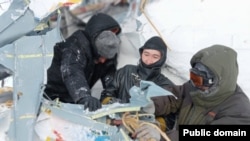 Спасение пострадавших, выживших после крушения вертолёта Ми-8 в Западном Казахстане. Фото МЧС Казахстана. 23 февраля 2023 года
