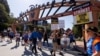 Članovi Sindikata hollywoodskih scenarista protestuju ispred Disney Studiosa u Burbanku, Kalifornija, SAD, 25. jula 2023.