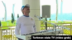 Президент Туркменистана Гурбангулы Бердымухамедов исполняет песню во время посещения прикаспийского курортного города Аваза