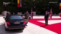 Regele Charles este întâmpinat de președintele Klaus Iohannis la Palatul Cotroceni 