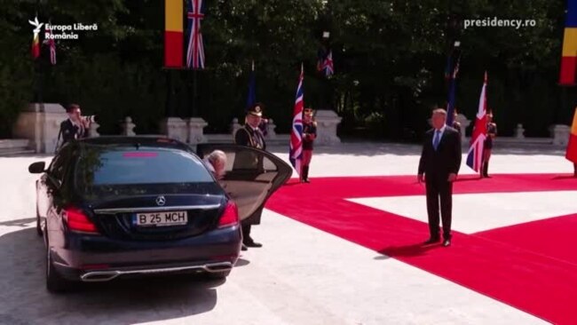 Regele Charles este întâmpinat de președintele Klaus Iohannis la Palatul Cotroceni 