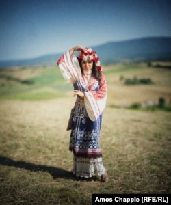 Egy nő hagyományos bolgár népviseletben