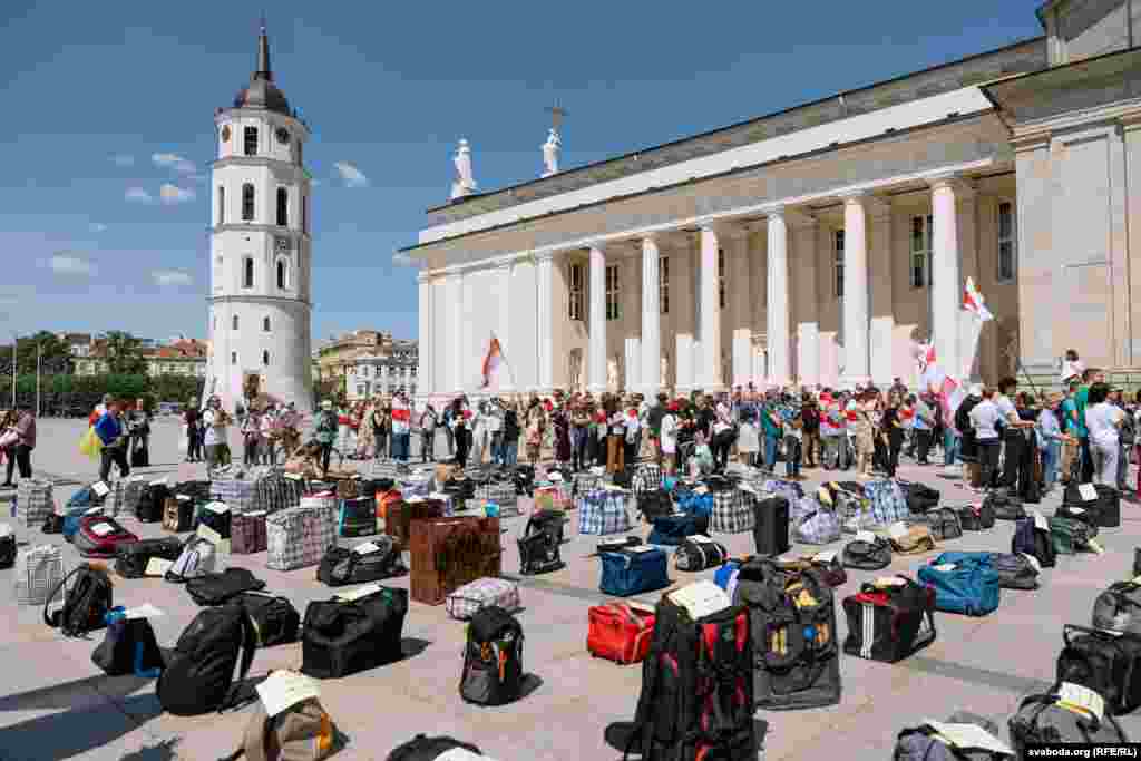 În Piața Catedralei din Vilnius, protestatarii au plasat 150 de saci reprezentând obiectele personale ale deținuților politici din Belarus.