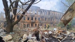 Наслідки ракетного удару по лікарні Дніпра, 26 травня 2023 року. Кремль заперечує, що здійснює цілеспрямовані удари по цивільній інфраструктурі України. 