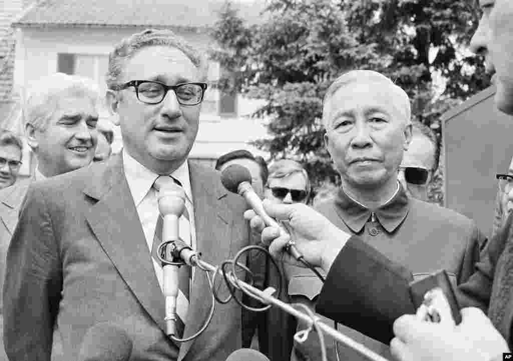 Henry Kissinger, Nixon amerikai elnök nemzetbiztonsági tanácsadója és Lê Đức Thọ vietnámi politikus 1973-ban Párizsban. Abban az évben a békeszerződés kimunkálásáért megosztva kapták a Nobel-békedíjat, Thọ azonban nem vette át, arra hivatkozva, hogy hazájában nem béke uralkodik, hanem háború folyik. 1964-ben Jean-Paul Sartre francia író utasította vissza az irodalmi díjat, mert politikailag motiváltnak tartotta