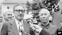 Consilierul pe probleme de securitate națională al președintelui american Nixon, Henry A. Kissinger, în stânga, și Le Duc Tho, membru al Politburo din Hanoi, Paris, miercuri, 13 iunie 1973